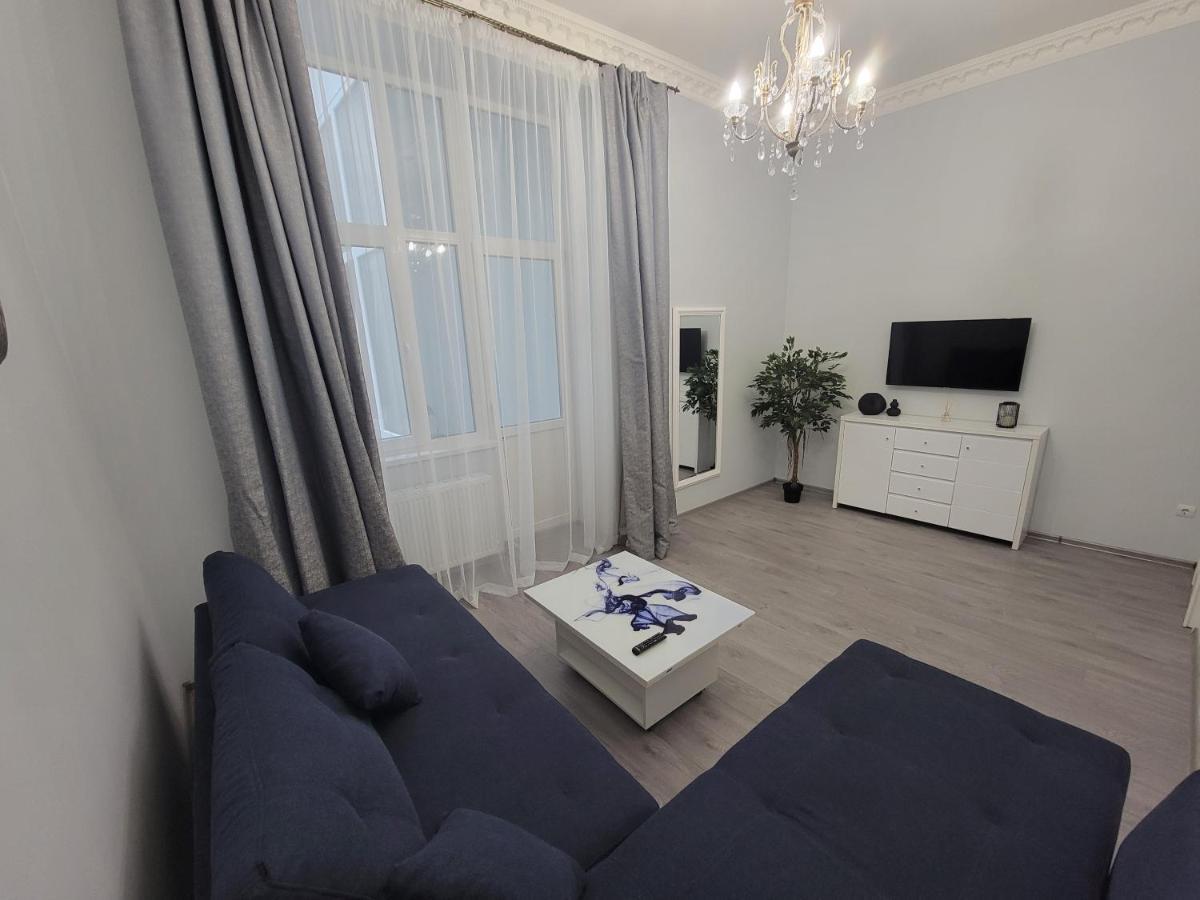 Warm & Cozy Apartment In The Heart Of Historical Leopoli Esterno foto